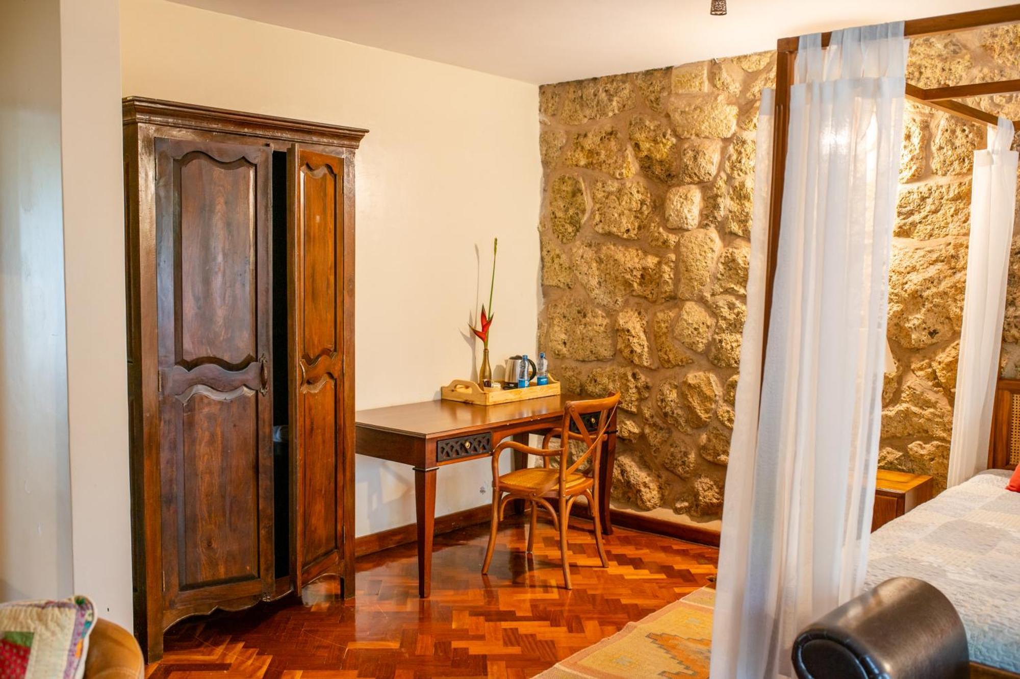 Zereniti House Hotel Muyaka ภายนอก รูปภาพ