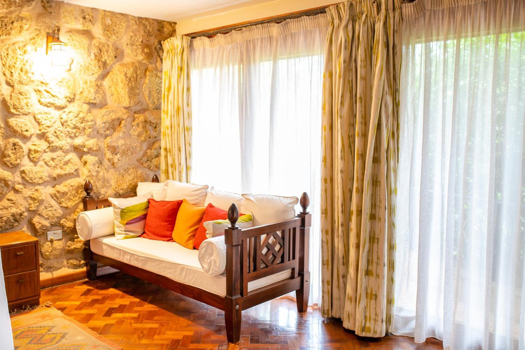 Zereniti House Hotel Muyaka ภายนอก รูปภาพ
